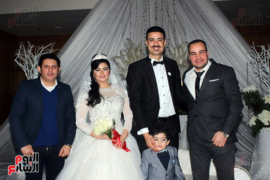 الزميلان-عمرو-صحصاح-وصفوت-دسوقي-مع-الهعروسين