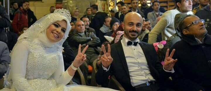  العروسين اثناء متابعة مباراة مصر و بوركينا فاسو  (1)