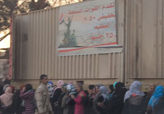 بالصور طوابير على سيارات الجيش لتوزيع سلع غذائية بنصف الثمن بالقاهرة اليوم السابع