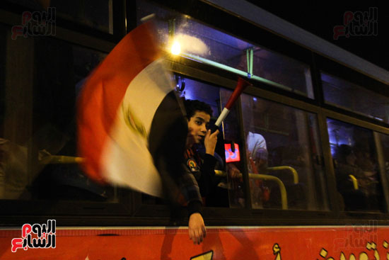 وسط البلد تتزين بالأعلام المصرية احتفالا بفوز المنتخب الوطنى (19)