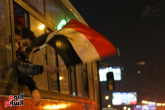 وسط البلد تتزين بالأعلام المصرية احتفالا بفوز المنتخب الوطنى (20)