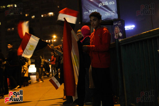 وسط البلد تتزين بالأعلام المصرية احتفالا بفوز المنتخب الوطنى (13)