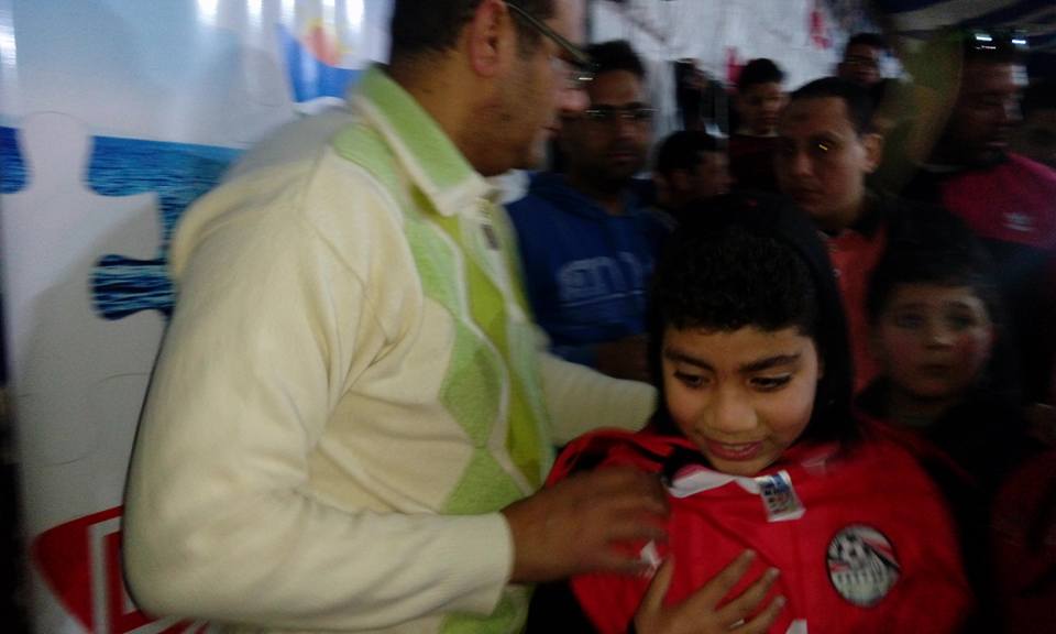 رئيس بلدية المحلة يوزع تي شرتات منتخب مصر  (4)