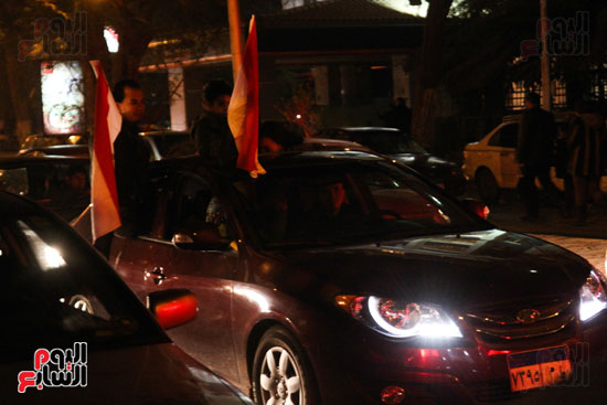 وسط البلد تتزين بالأعلام المصرية احتفالا بفوز المنتخب الوطنى (12)