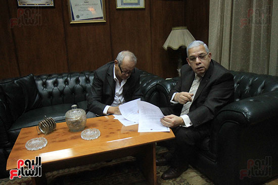 نجيب ساويرس يوقع عقد كتابة
