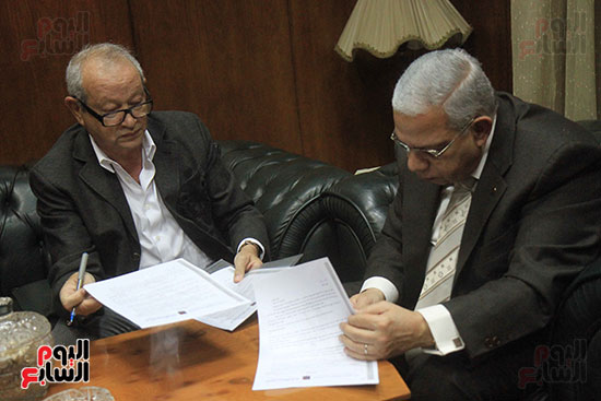 نجيبي ساوير ومحمد رشاد وتوقيع عقد الكتاب