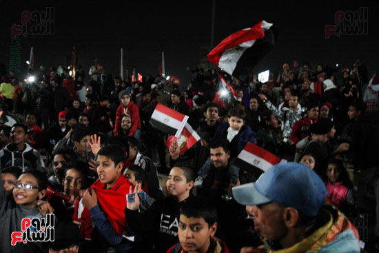 وسط البلد تتزين بالأعلام المصرية احتفالا بفوز المنتخب الوطنى (10)
