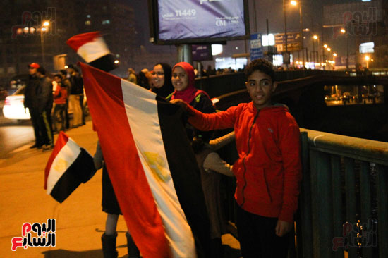 وسط البلد تتزين بالأعلام المصرية احتفالا بفوز المنتخب الوطنى (14)