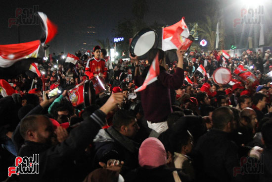 وسط البلد تتزين بالأعلام المصرية احتفالا بفوز المنتخب الوطنى (8)