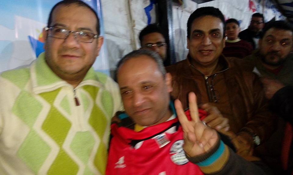 رئيس بلدية المحلة يوزع تي شرتات منتخب مصر  (3)