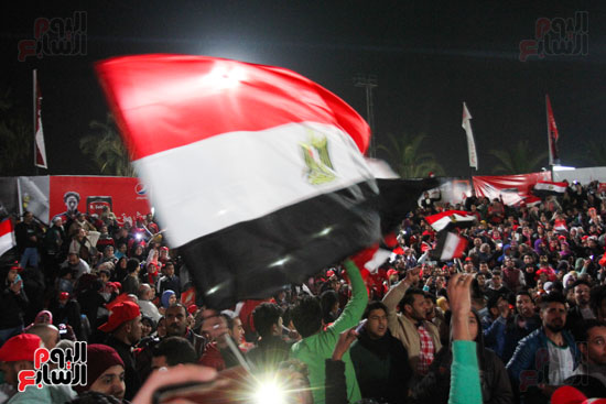 وسط البلد تتزين بالأعلام المصرية احتفالا بفوز المنتخب الوطنى (5)