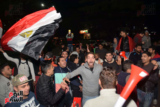 فرحة مصر الألاف فى شوارع القاهرة والجيزة يحتفلون بفوز المنتخب على بوركينا فاسو (27)