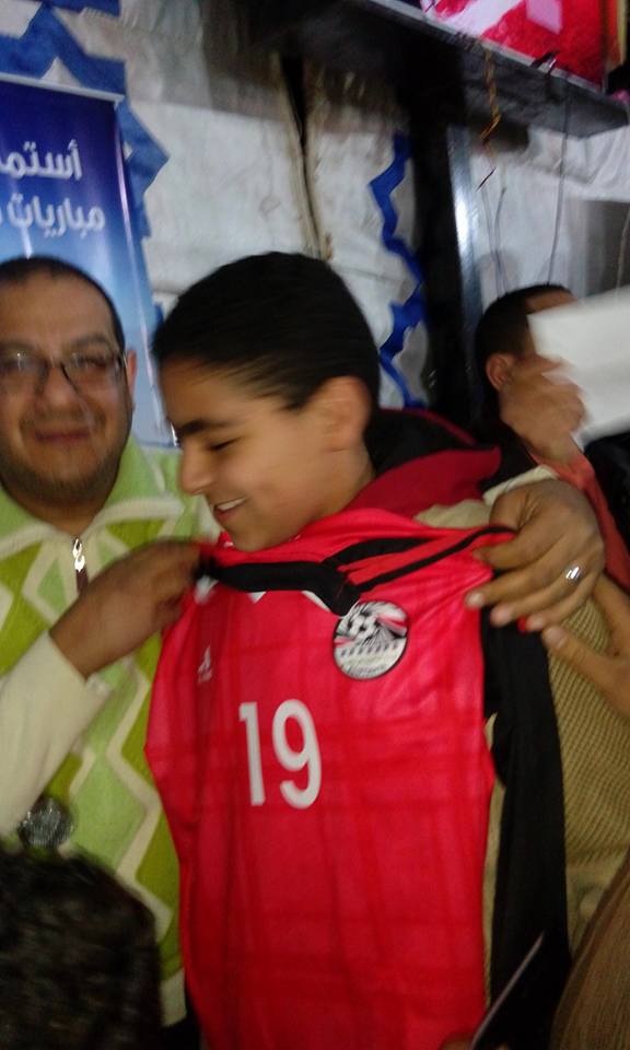 رئيس بلدية المحلة يوزع تي شرتات منتخب مصر  (1)