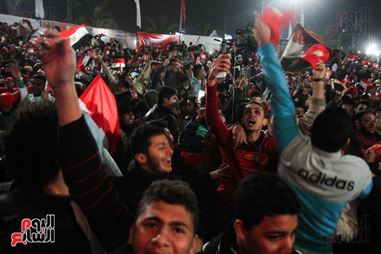 وسط البلد تتزين بالأعلام المصرية احتفالا بفوز المنتخب الوطنى (2)