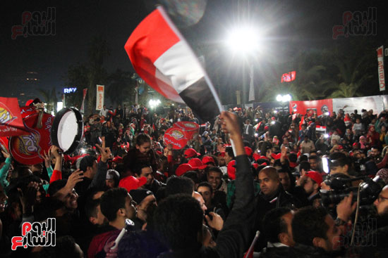 وسط البلد تتزين بالأعلام المصرية احتفالا بفوز المنتخب الوطنى (7)