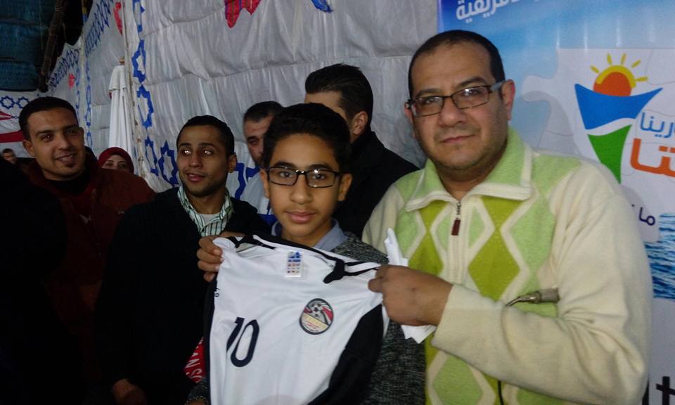 رئيس بلدية المحلة يوزع تي شرتات منتخب مصر  (2)