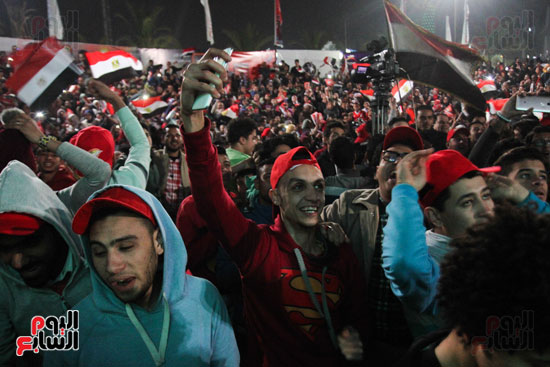 وسط البلد تتزين بالأعلام المصرية احتفالا بفوز المنتخب الوطنى (3)