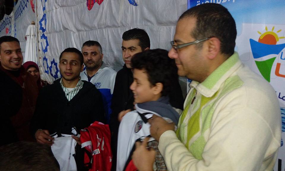 رئيس بلدية المحلة يوزع تي شرتات منتخب مصر  (5)