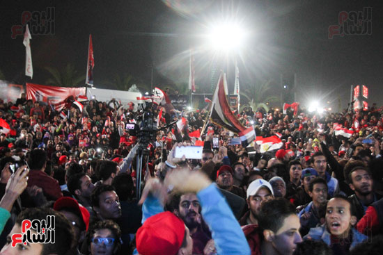 وسط البلد تتزين بالأعلام المصرية احتفالا بفوز المنتخب الوطنى (4)