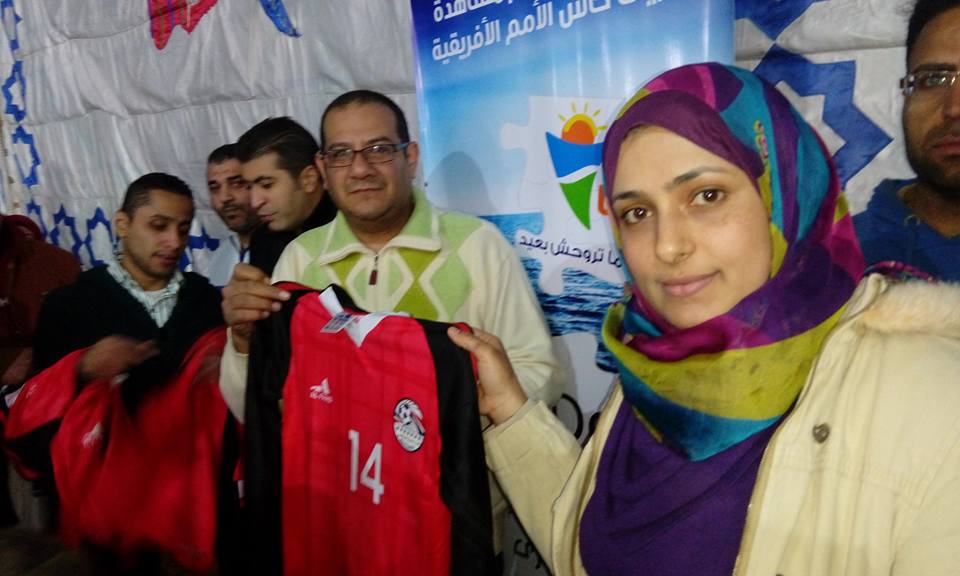 رئيس بلدية المحلة يوزع تي شرتات منتخب مصر  (9)