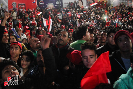 وسط البلد تتزين بالأعلام المصرية احتفالا بفوز المنتخب الوطنى (1)