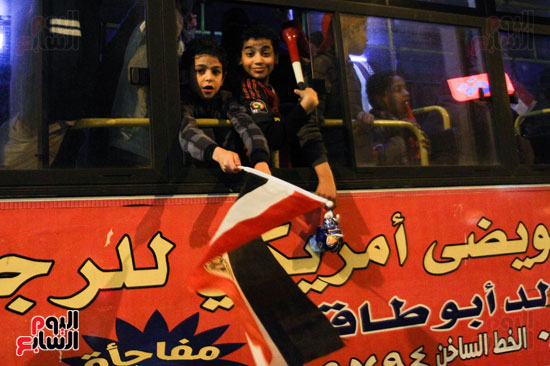 وسط البلد تتزين بالأعلام المصرية احتفالا بفوز المنتخب الوطنى (18)