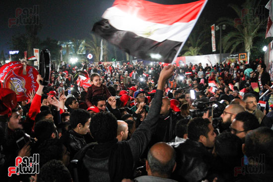 وسط البلد تتزين بالأعلام المصرية احتفالا بفوز المنتخب الوطنى (6)