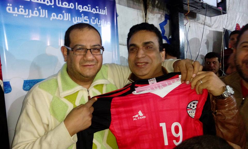رئيس بلدية المحلة يوزع تي شرتات منتخب مصر  (8)