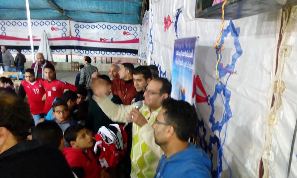 رئيس بلدية المحلة يوزع تي شرتات منتخب مصر  (7)