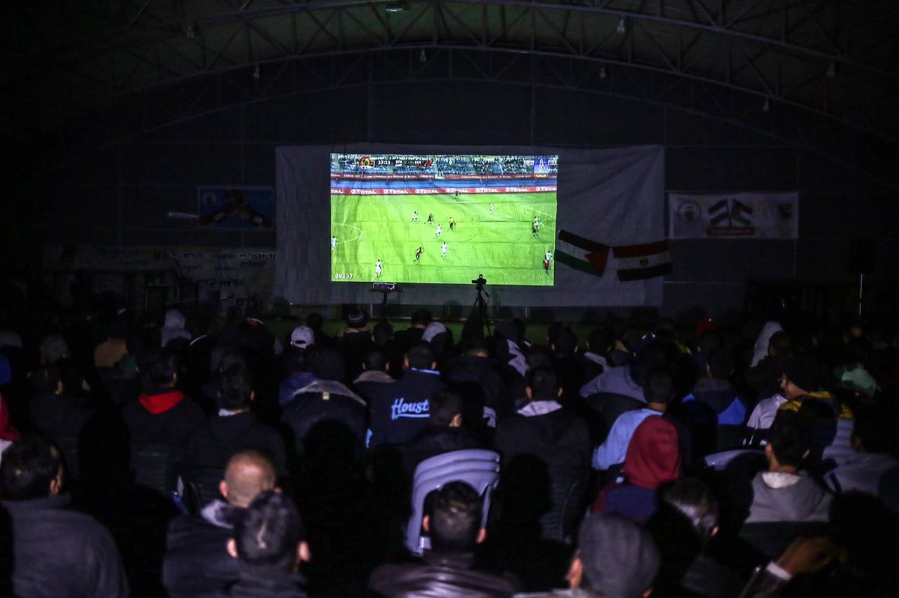 أهالى قطاع غزة يشاهدون مباراة مصر وبوركينا فاسو
