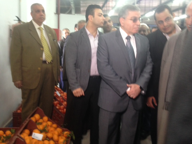جولة وزير التموين مع التجار داخل سوق العبور