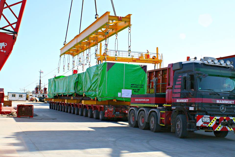 اثناء نقل حمولة السفينة لمحطة الكهرباء