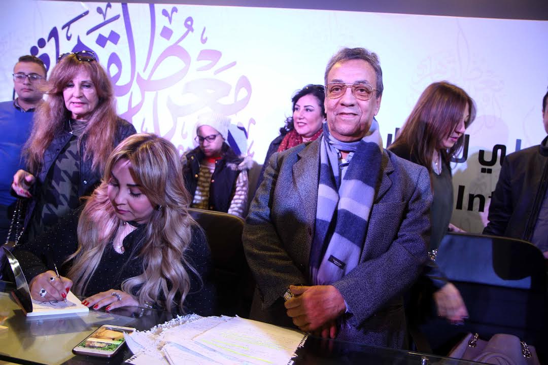 الدكتور أحمد عبد الرازق أستاذ الآثار الإسلامية  خلال توقيع كتاب مشاعر للكاتبة لمياء أحمد