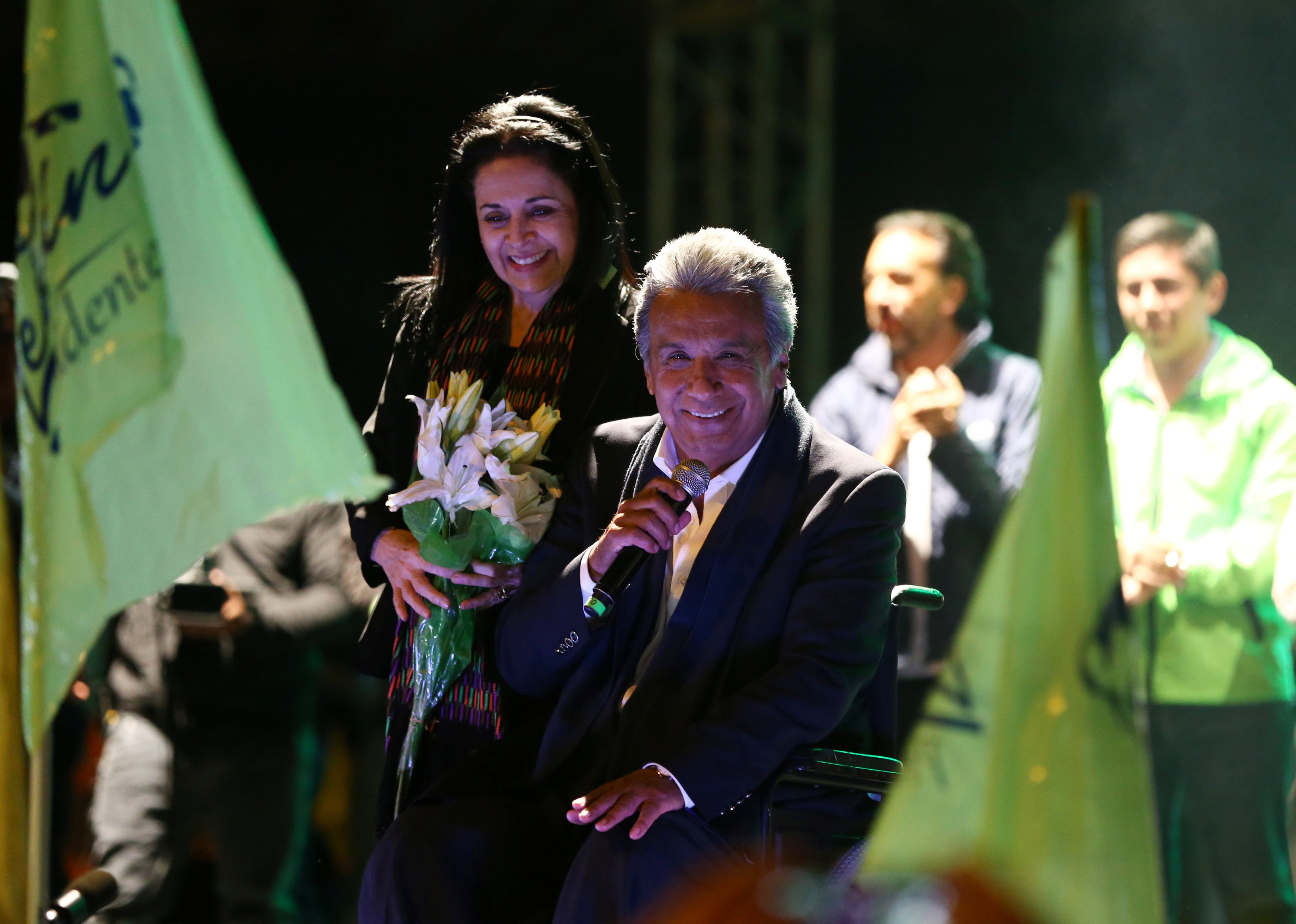 المرشح لرئاسة الإكوادور لينين مورينو يحتفل مع زوجته بتقدمه فى النتائج الأولية للانتخابات