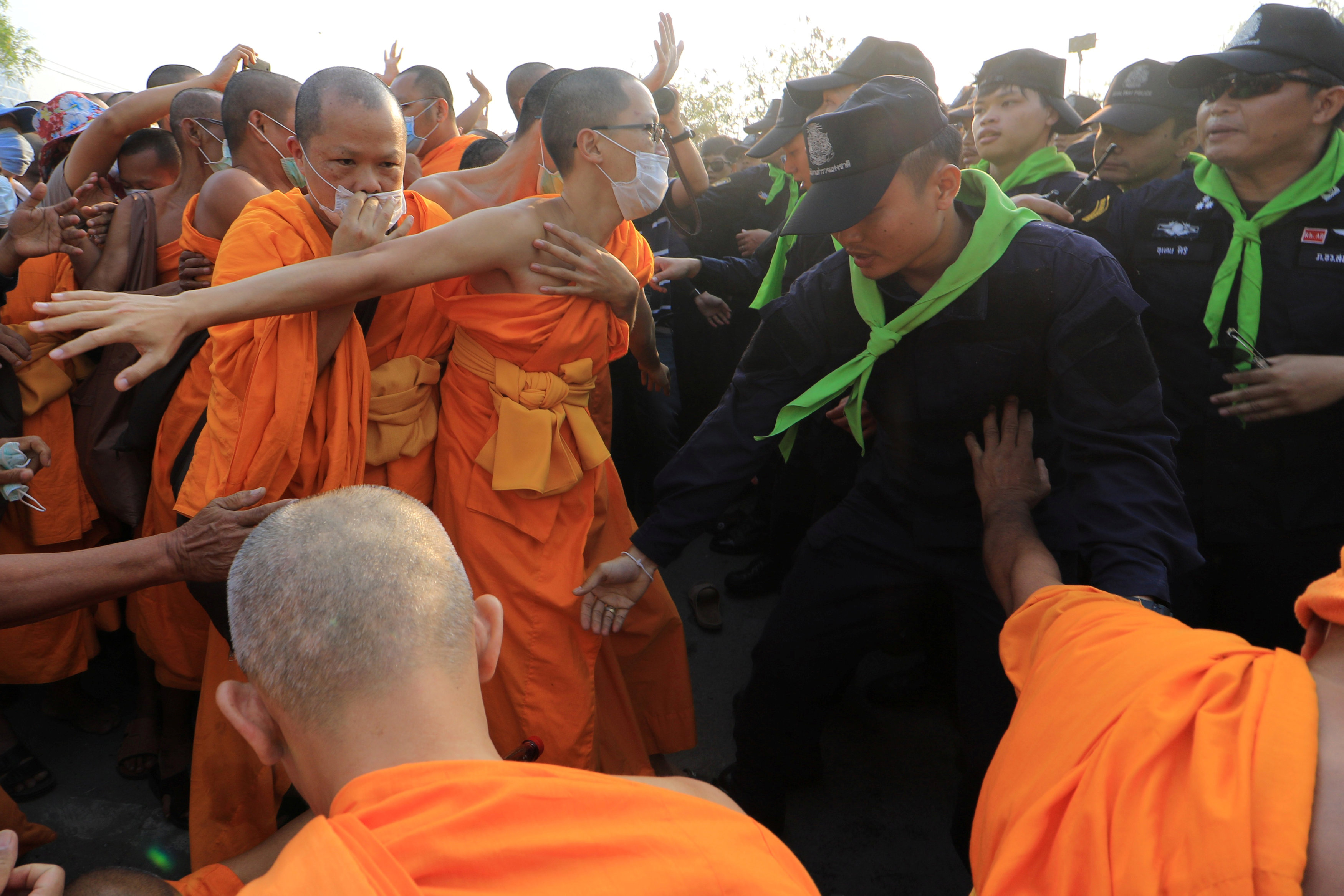 اشتباكات بين الشرطة أمام معبد بوذى
