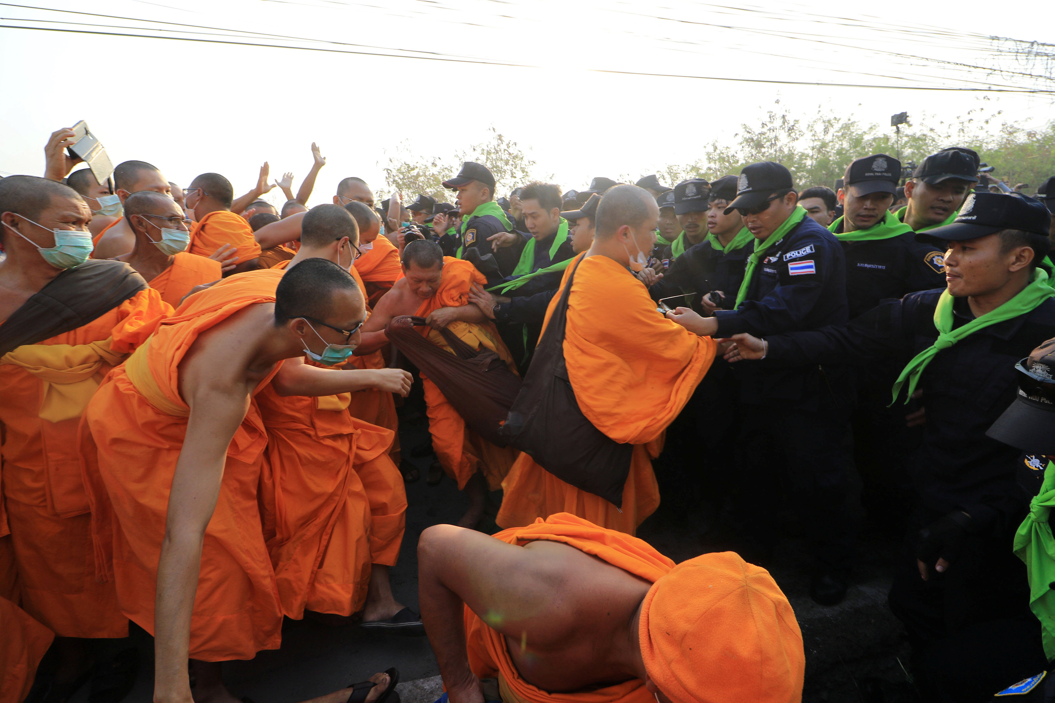 اشتباكات بمحيط معبد بوذى فى تايلاند خلال بحث الشرطة عن راهب متهم بغسيل أموال