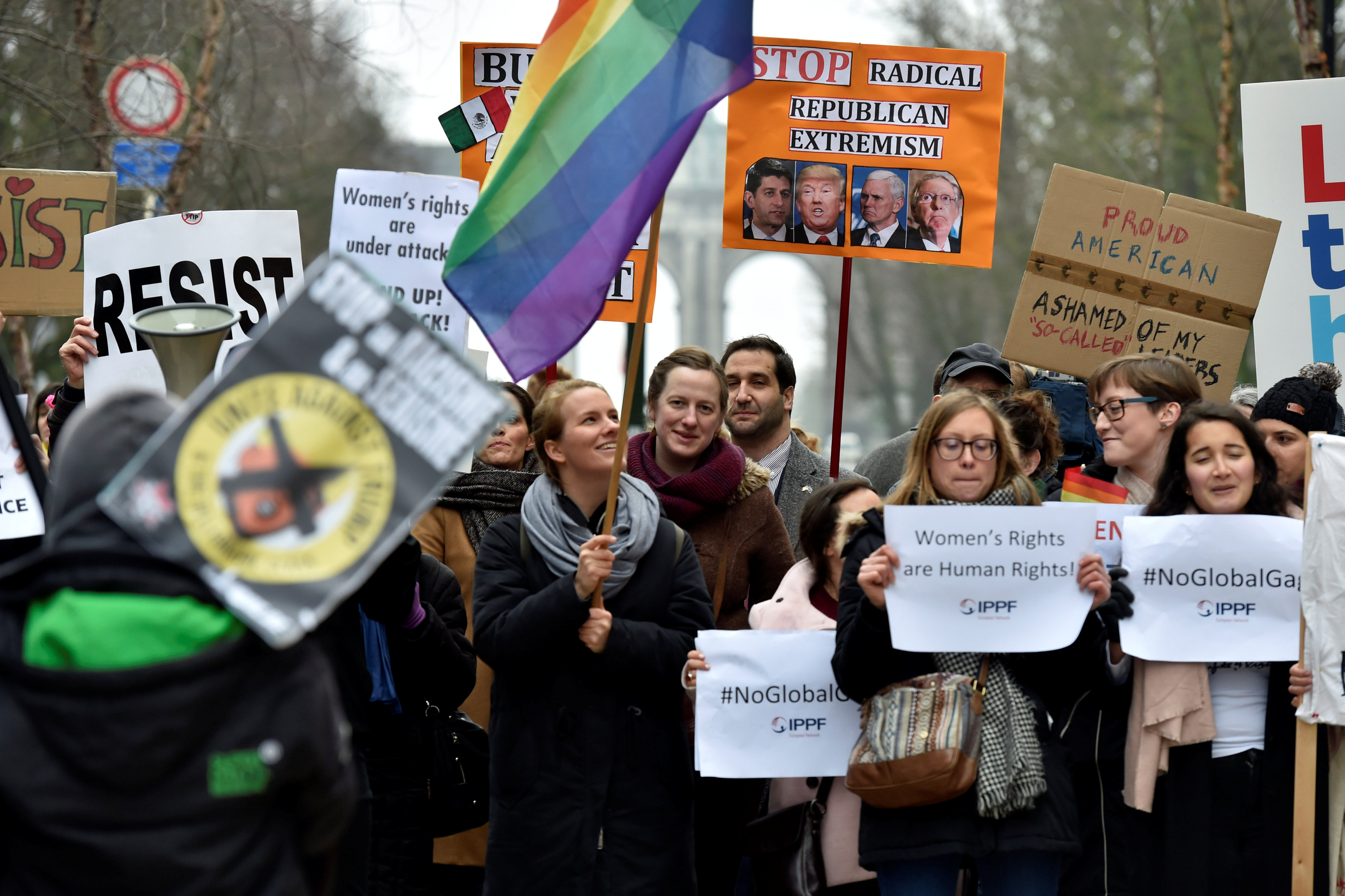 مظاهرات ضد الإدارة الأمريكية خلال زيارة مايك بنس للعاصمة البلجيكية بروكسل - تصوير (رويترز)