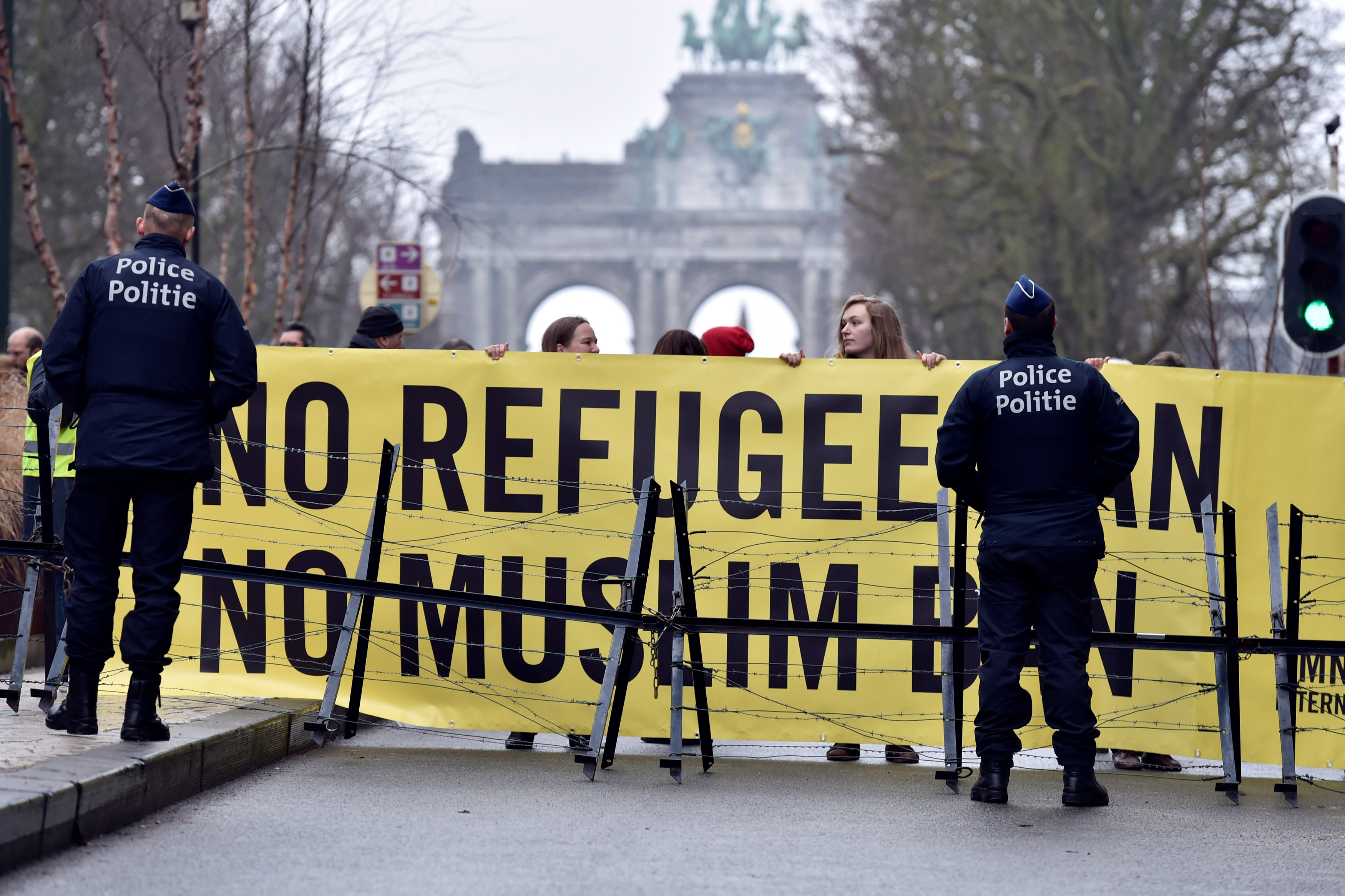 مظاهرات ضد الإدارة الأمريكية خلال زيارة مايك بنس للعاصمة البلجيكية بروكسل - تصوير (رويترز)
