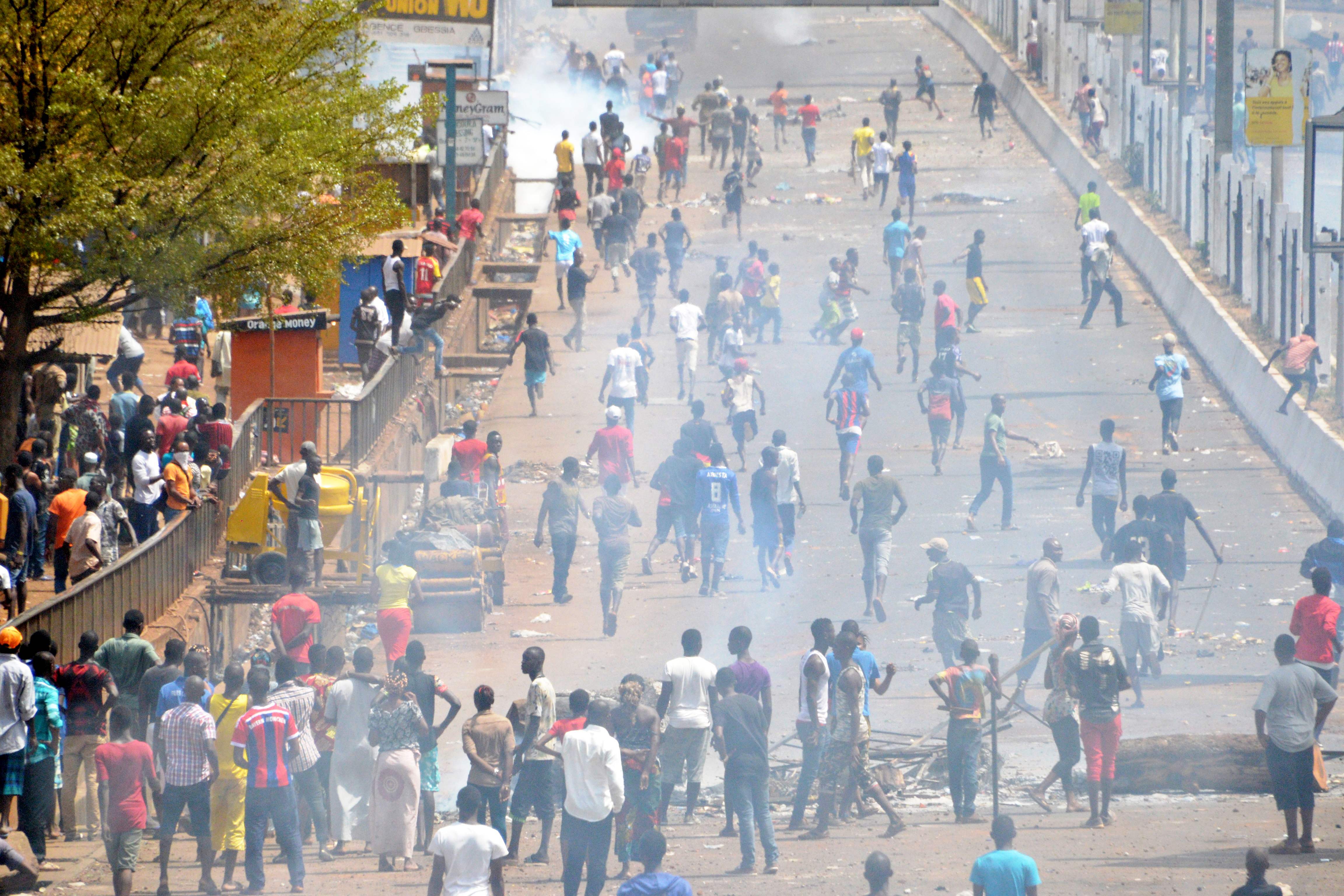 جانب من الاشتباكات بين قوات الأمن والمتظاهرين