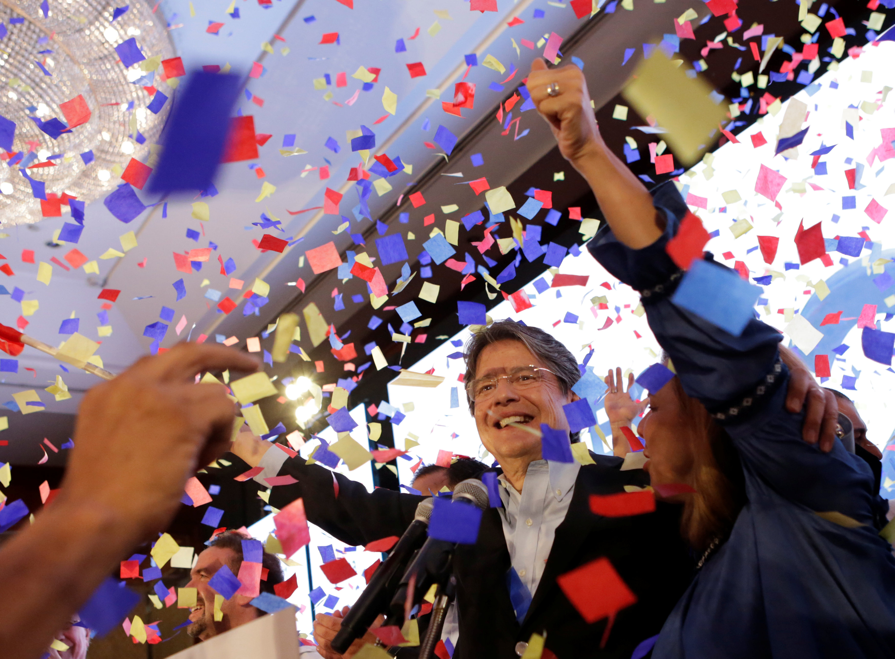 المرشح لرئاسة الإكوادور جوليرمو لاسو يحتفل بالنتائج الأولية مع أنصاره