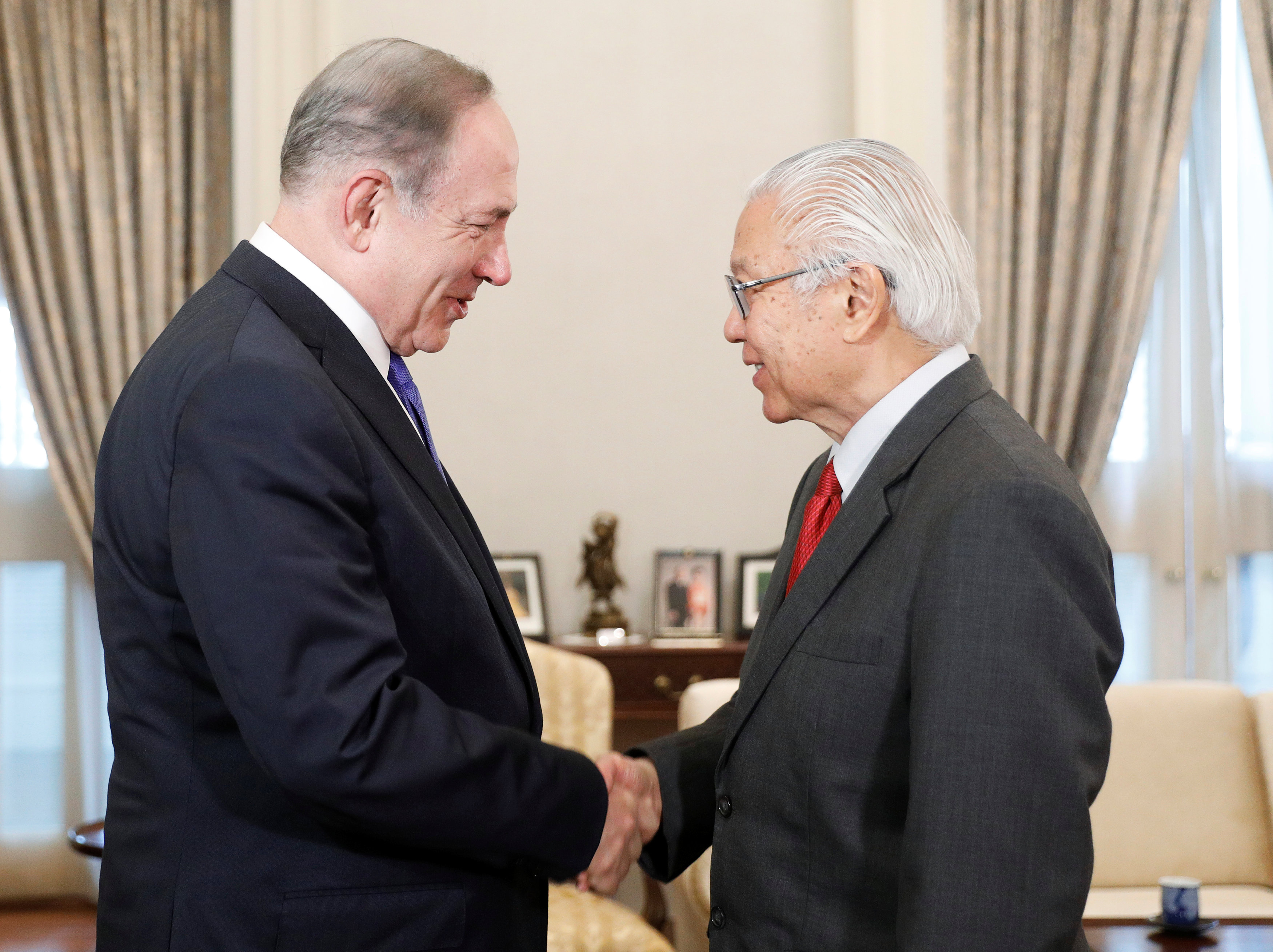 الرئيس السنغافورى يصافح رئيس الوزراء الإسرائيلى