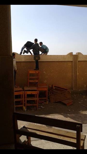 الطلاب يقفزون من سور المدرسة