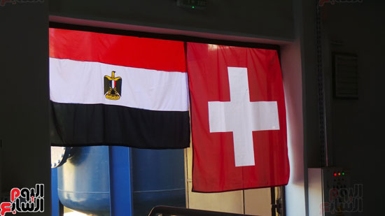             العلم المصرى والسويسرى