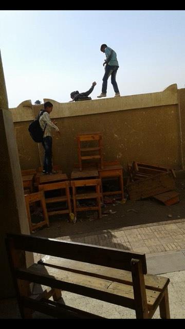 الطلاب أثناء القفز من اعلى السور