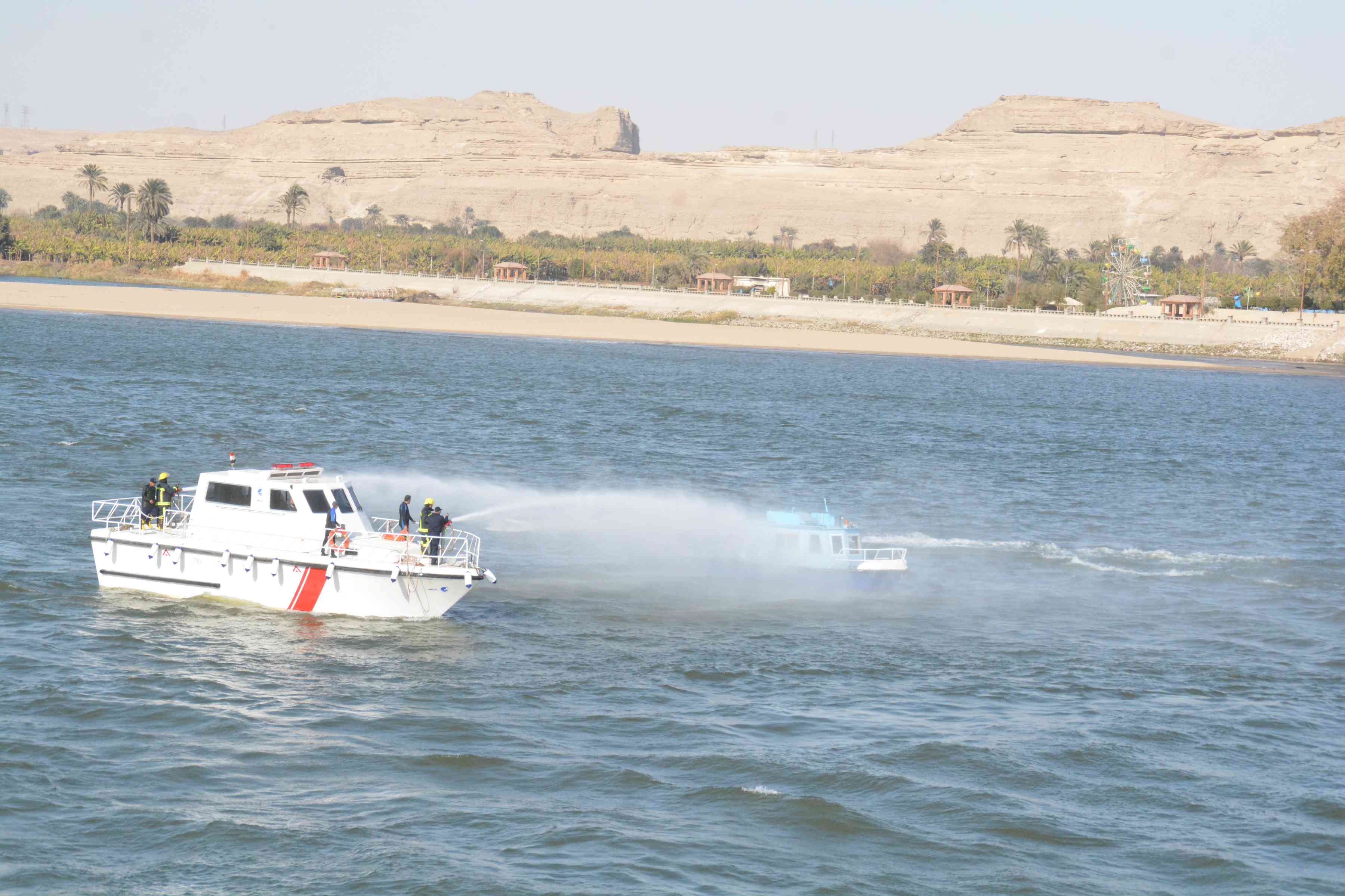 المنيا تنفذ سيناريو محاكاة لمواجهة هزة أرضية وإنقاذ مركب نهري (9)