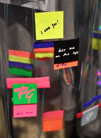 تصميمات حملت " قصاصات الأوراق المكتبية الملونة " أو الـ " sticky notes " 