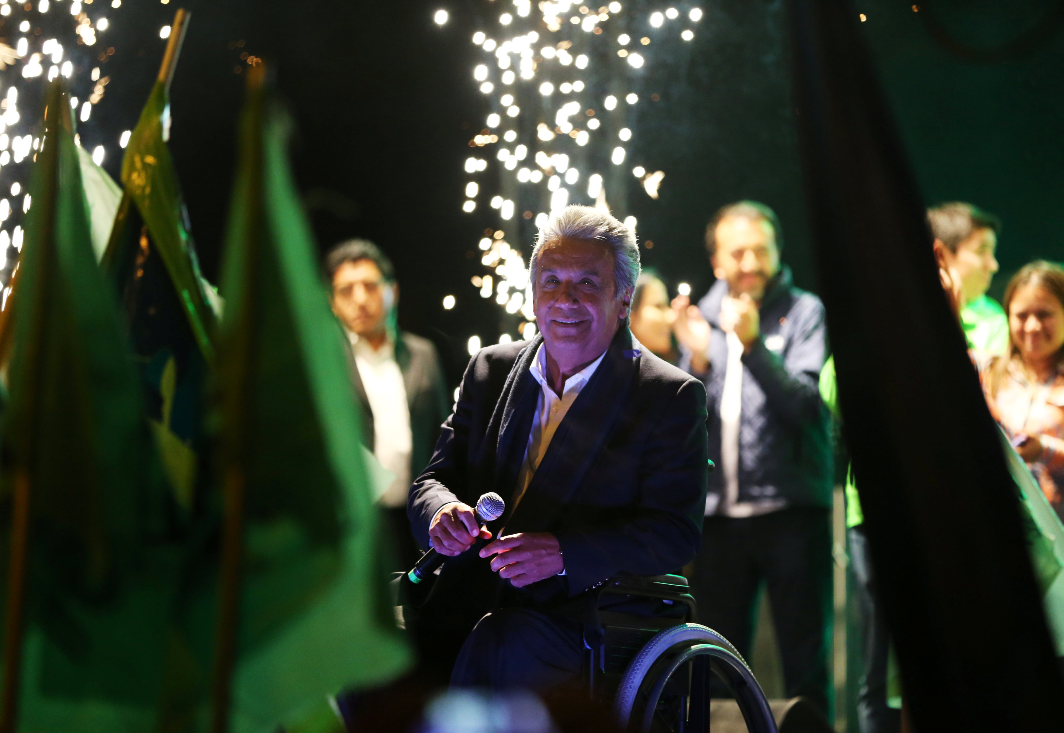 الألعاب النارية خلف لينين مورينو مرشح الرئاسة الإكوادورى فى احتفاله بالنتائج الأولية