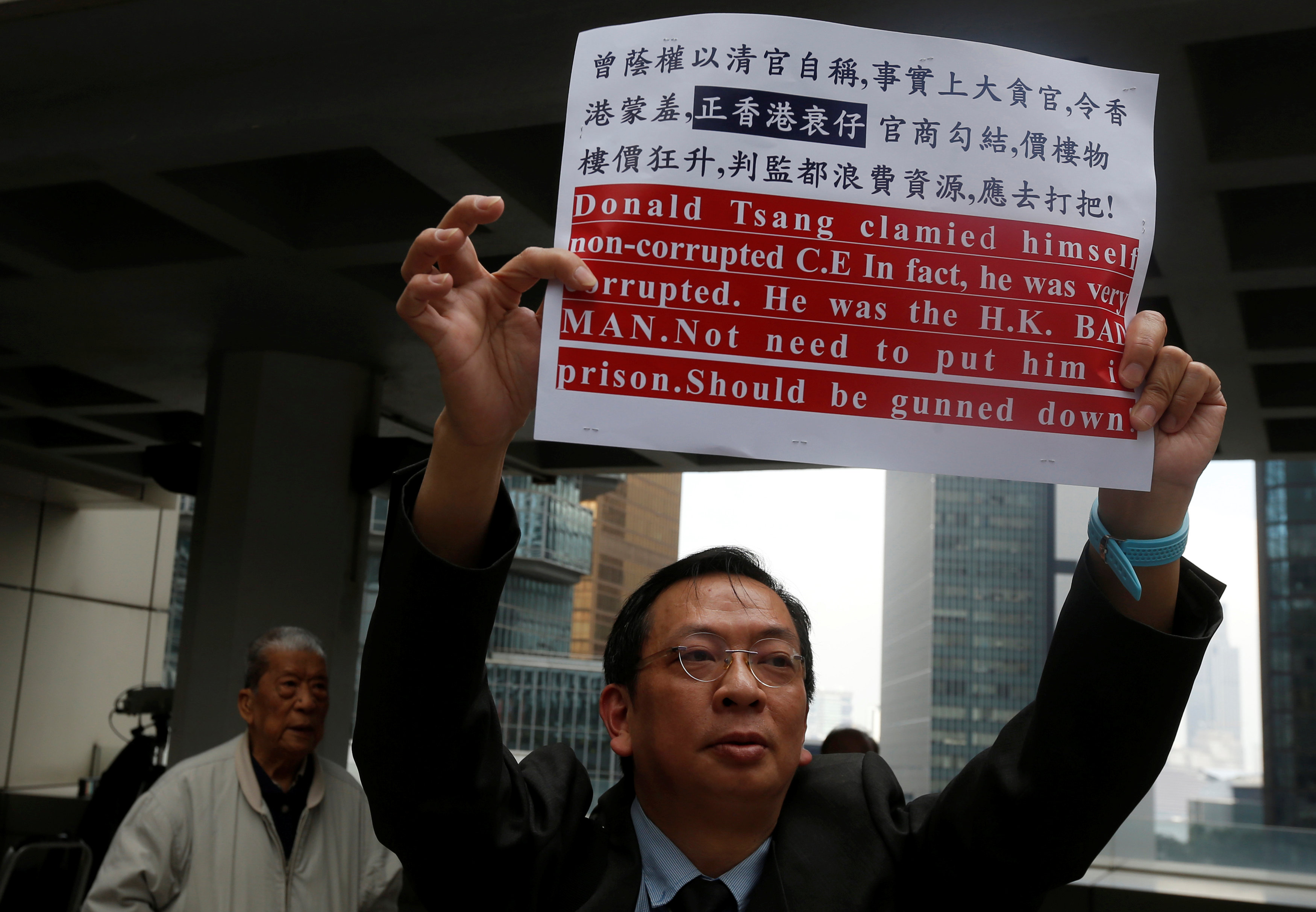متظاهر ضد الرئيس التنفيذى السابق لهونج كونج أمام المحكمة العليا