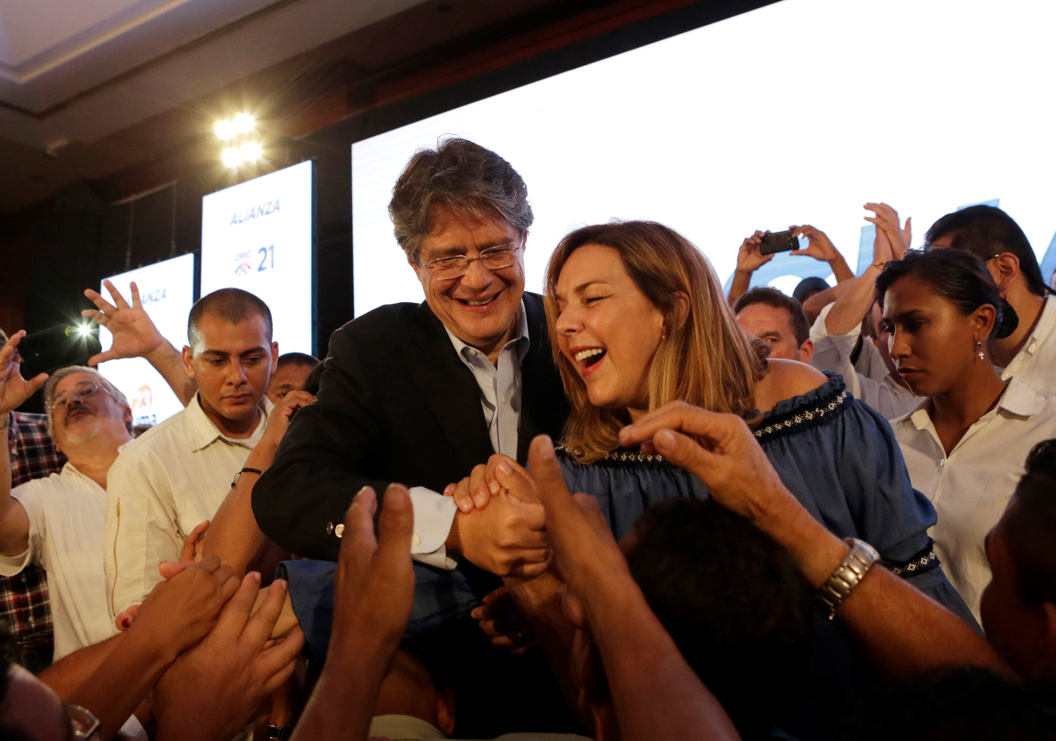 جوليرمو لاسو المرشح لرئاسة الإكوادر يحتفل مع زوجته بالنتائج الأولية للانتخابات
