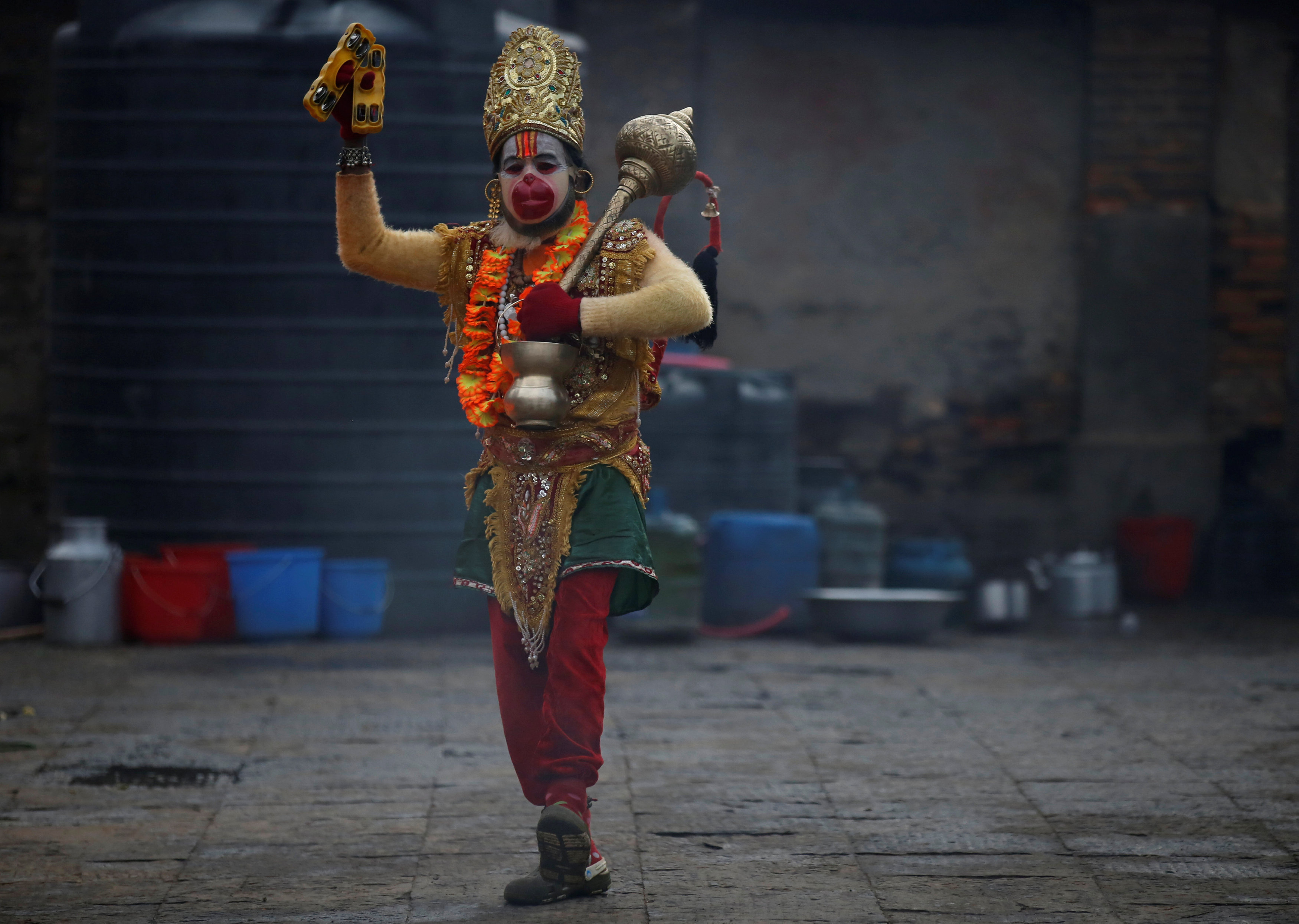 رجل هندوسى يستعد للاحتفال بكرنفال ماها شيفاتارى فى نيبال